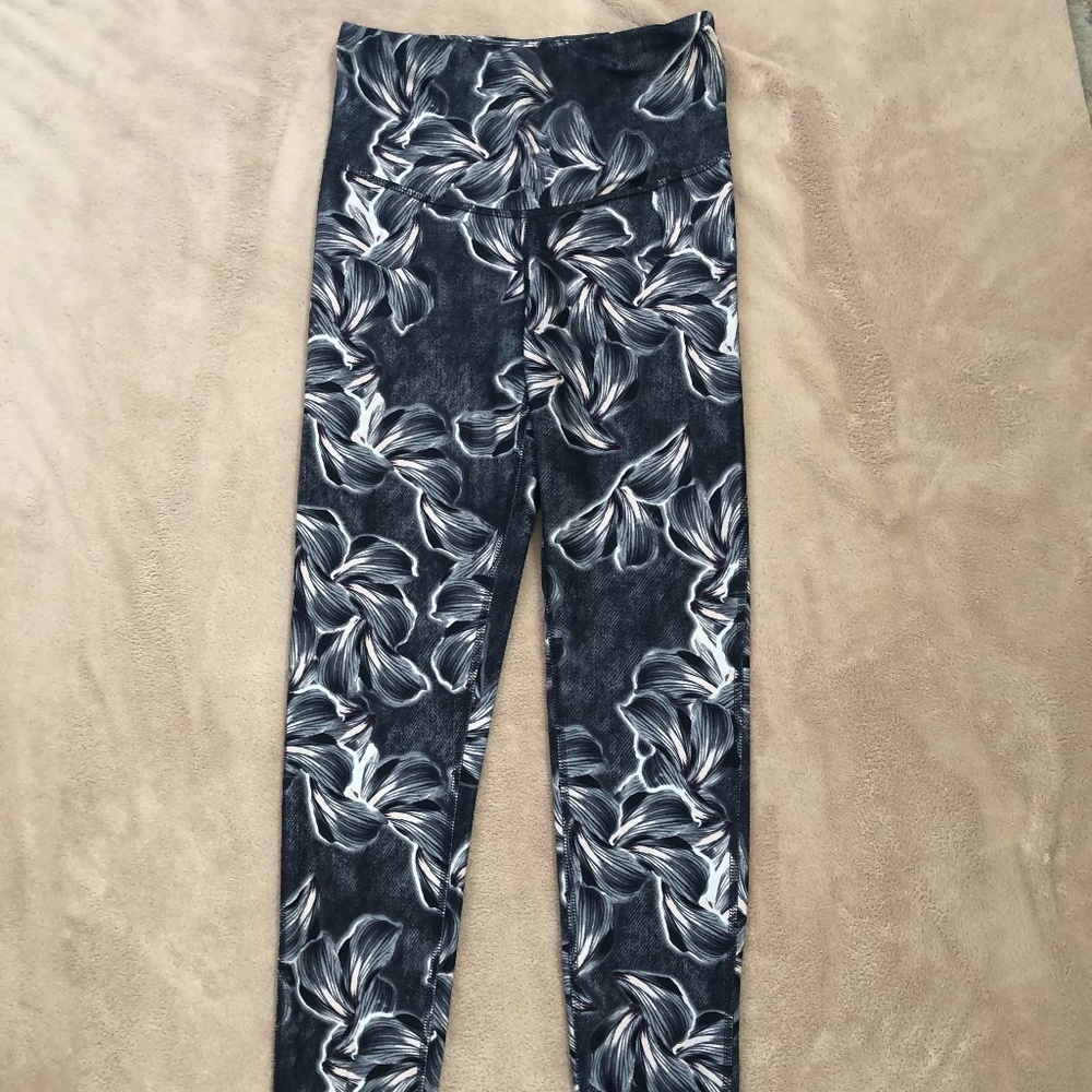 🖤💗XS FLORAL GRAY LEGGINGS🖤💗